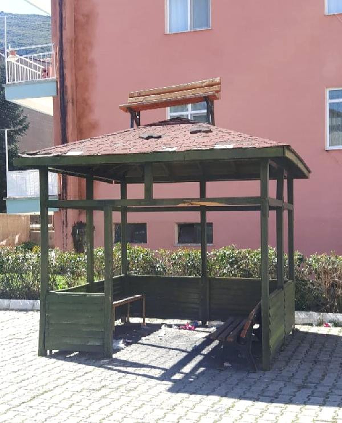 Parktan Söktükleri Bankı Kameriyenin Çatısına Koydular