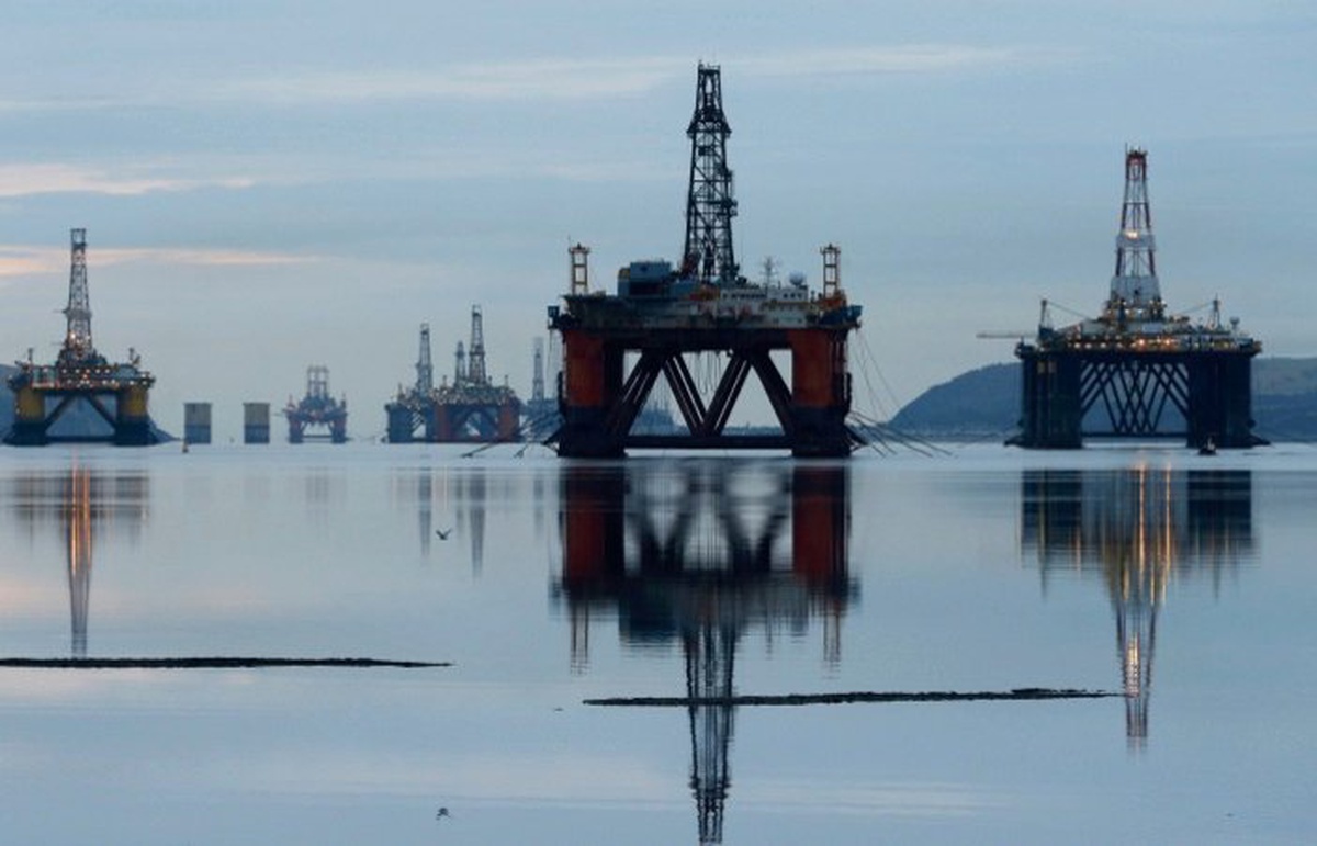 Petrol yükselişine ara verdi, altın yatay