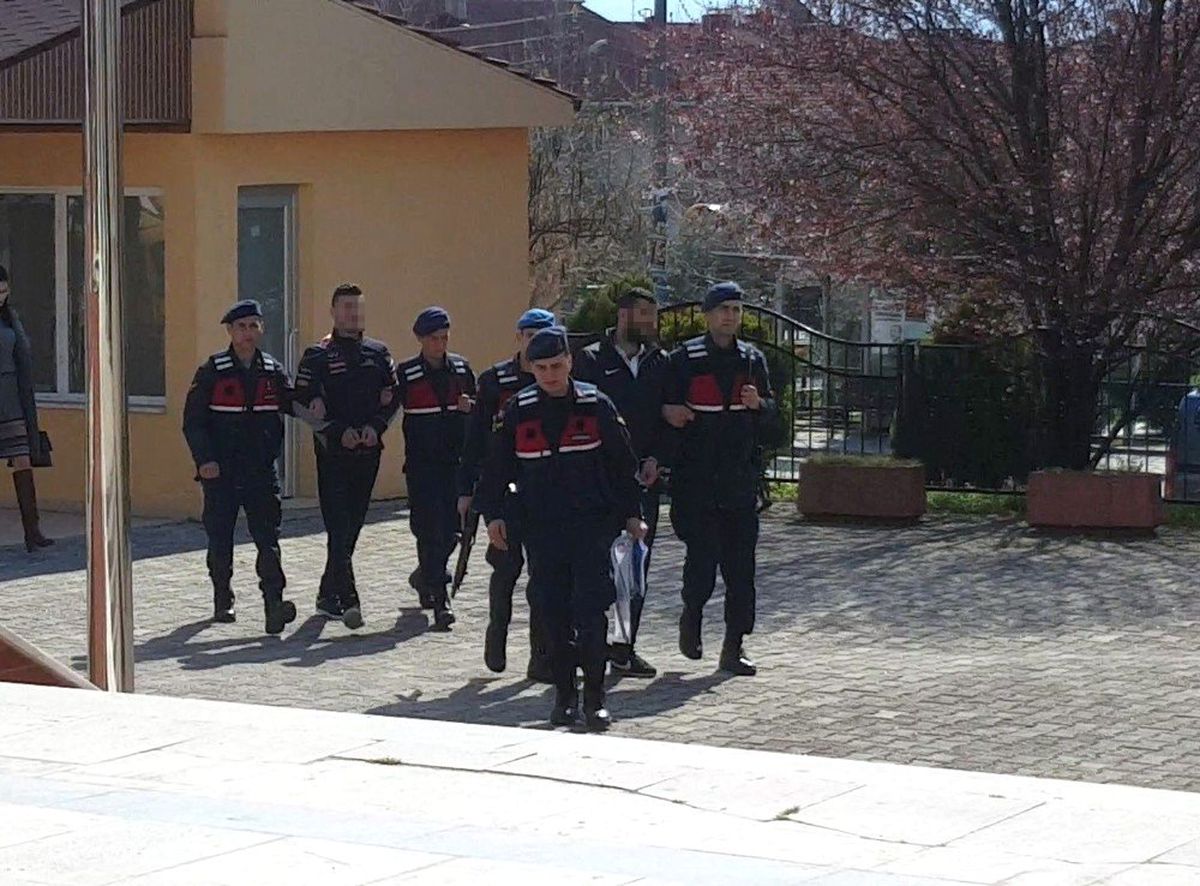 Sahte Jandarmalar \'Uydudan Evinizde Altınlar Gözüküyor\' Diyerek Evi Talan Etti