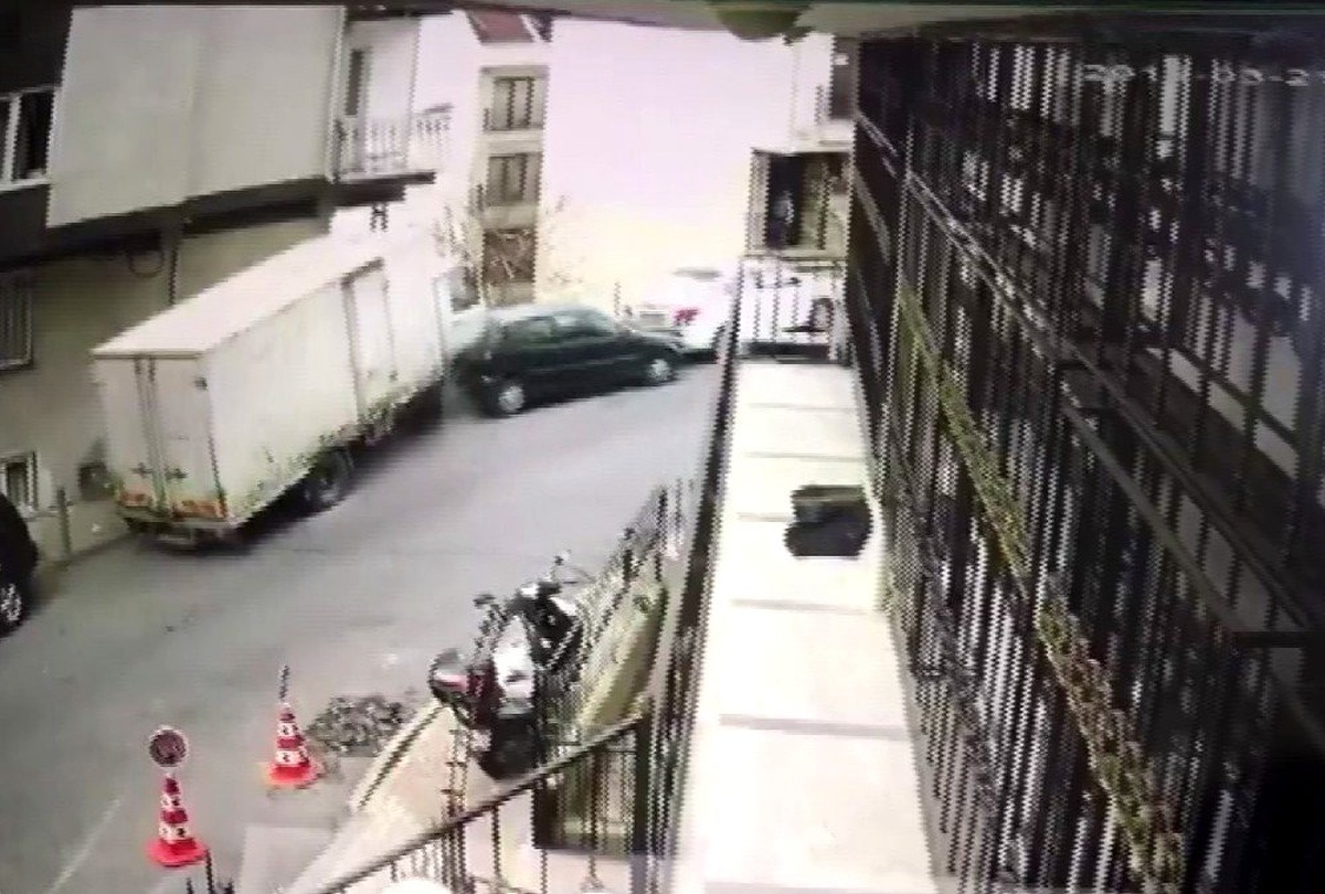 Şişli\'de Freni Patlayarak Ortalığı Savaş Alanına Çeviren Kamyonet Güvenlik Kamerasında