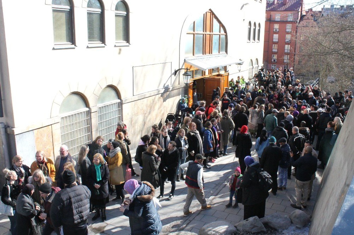 Stockholm\'de Cuma Namazı Çıkışı \'Dostluk Zinciri" Oluşturuldu