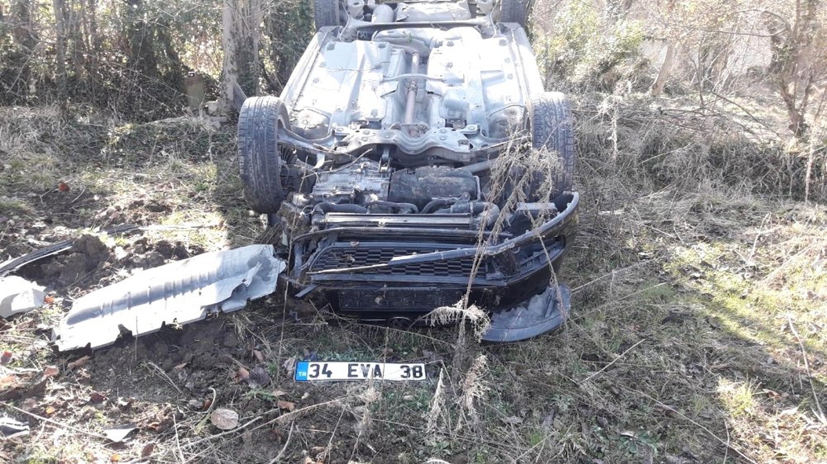 Takla Atan Otomobil Ağaçlık Alana Uçtu: 2 Yaralı