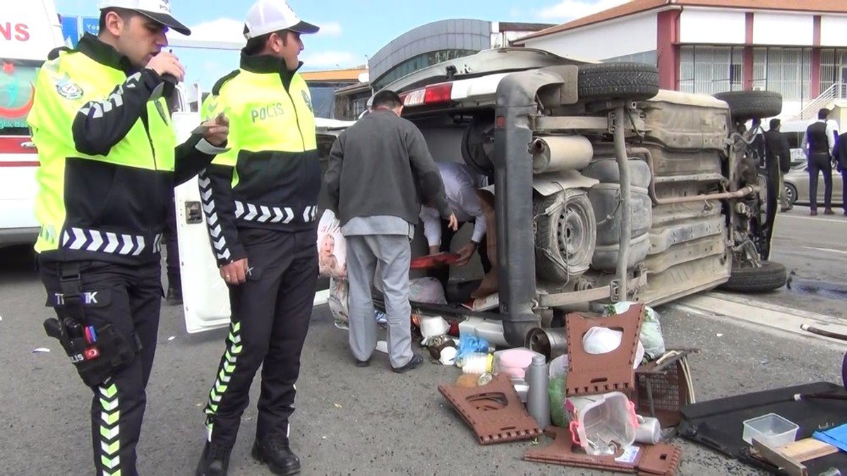 Ters Yöne Dönen Otomobil ile Hafif Ticari Araç Çarpıştı: 6 Yaralı
