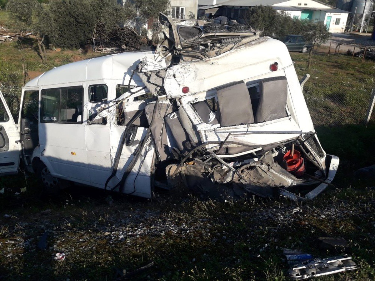 Tır, Yolcu Minibüsünü Biçti: 1\'i Ağır 3 Yaralı