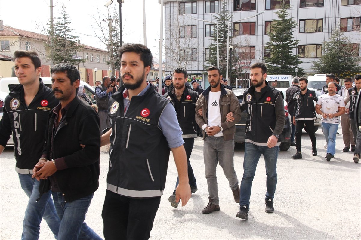 Uyuşturucuyu Battaniye ve Kilimlerin Arasına Gizlemişler