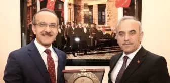 Vali Yavuz'dan Belediye Başkanlarına Teşekkür Plaketi