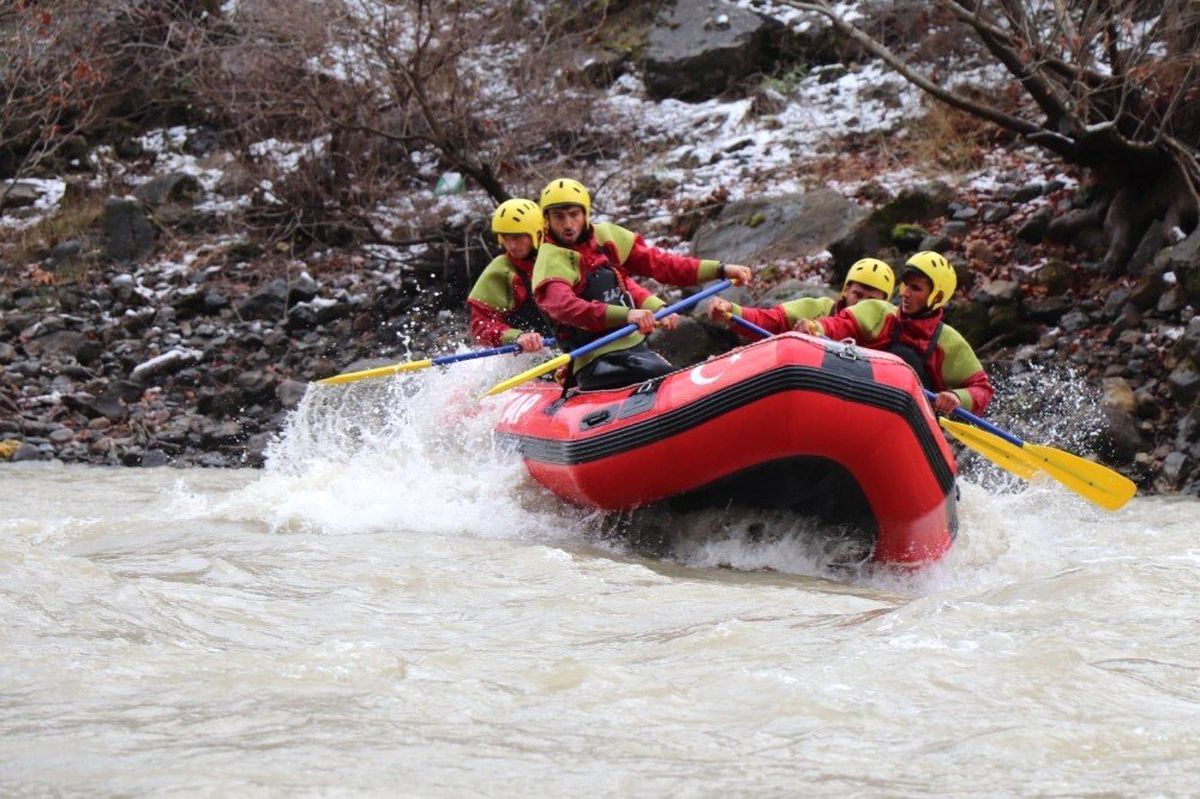 Zap Nehri\'nde Rafting Heyecanı