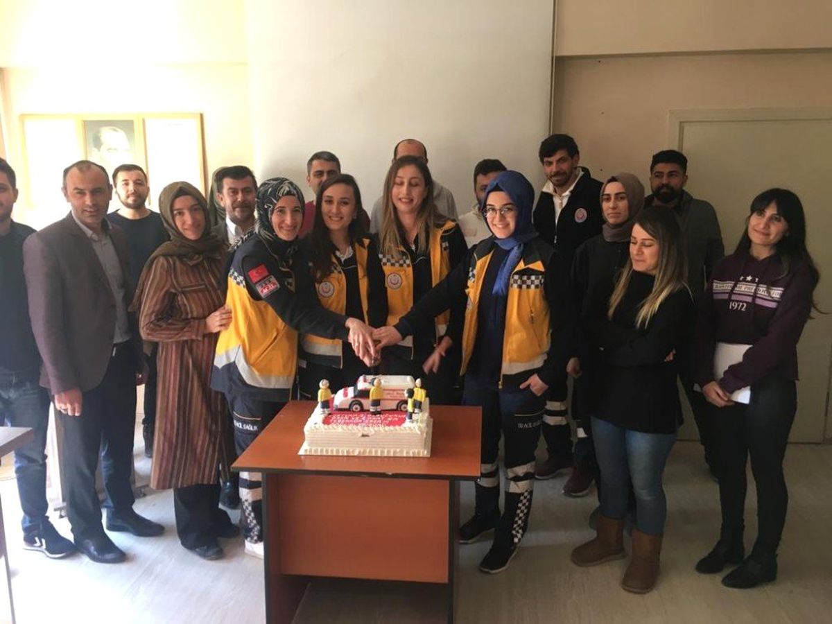 Acil Tıp Teknisyenleri Pasta Kesti