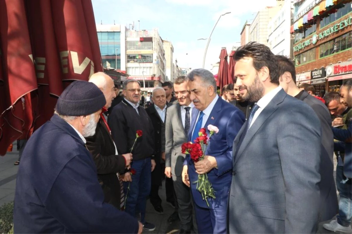 AK Parti Genel Başkan Yardımcısı Hayati Yazıcı, Zeytinburnu\'nda Vatandaşlara Karanfil Dağıttı