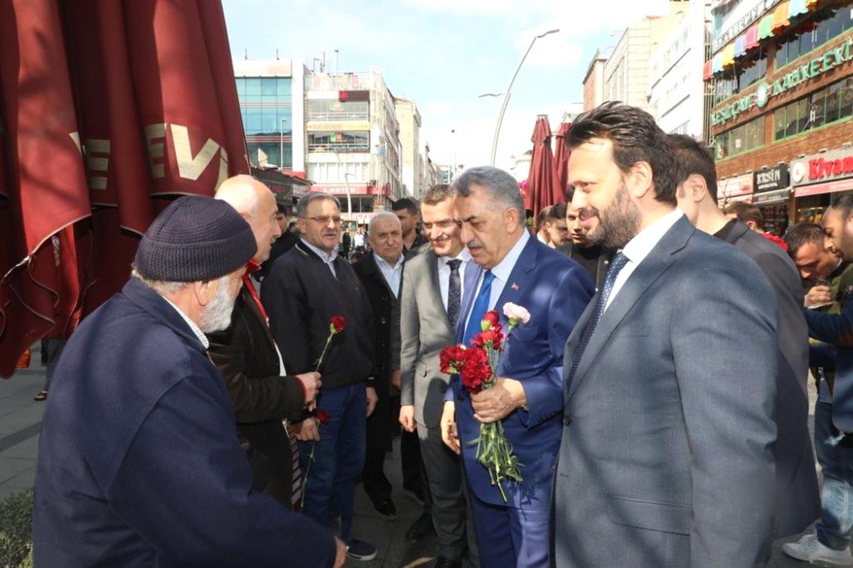 AK Parti Genel Başkan Yardımcısı Hayati Yazıcı, Zeytinburnu\'nda Vatandaşlara Karanfil Dağıttı