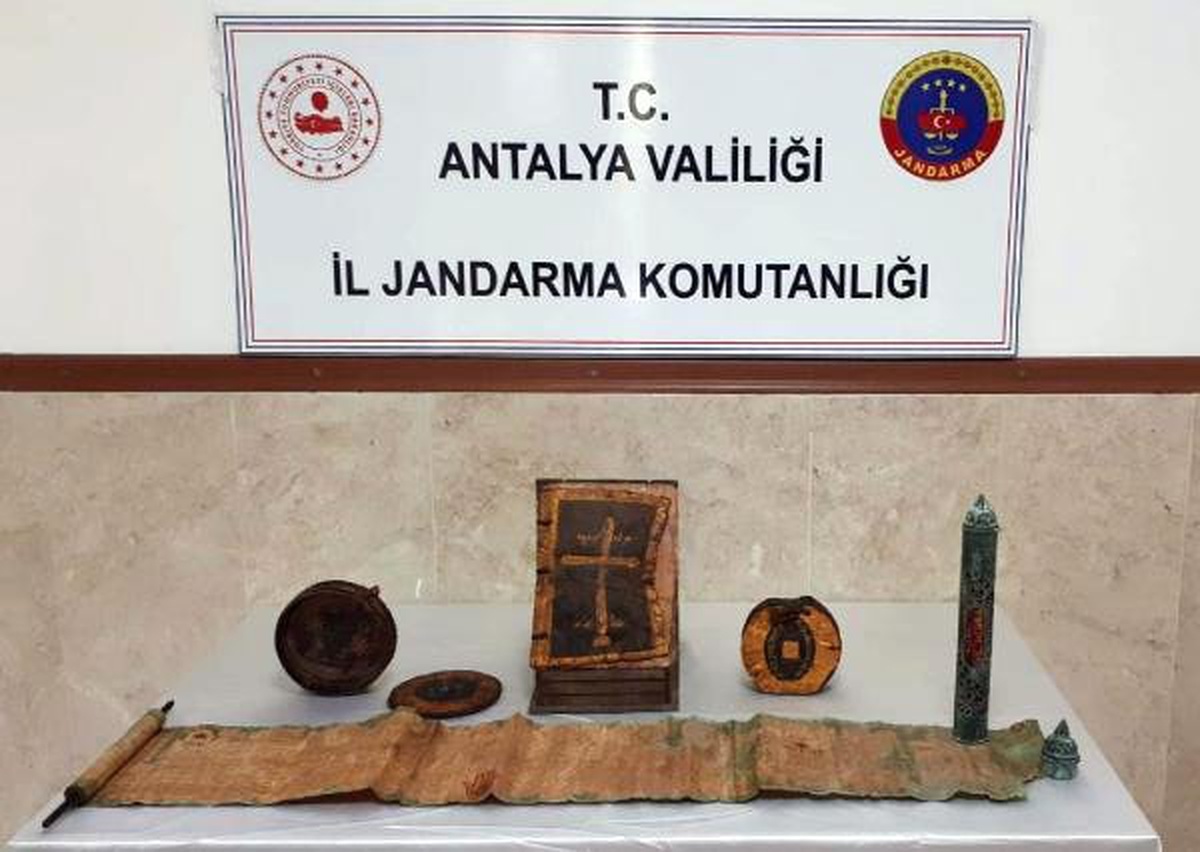 Altın İşlemeli 1400 Yıllık Deri Kitapları Satmak İsterken Yakalandılar