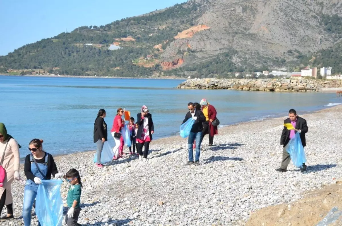 Ana Sınıfı Öğrencileri ve Engelliler, Bozyazı Sahilini Temizledi