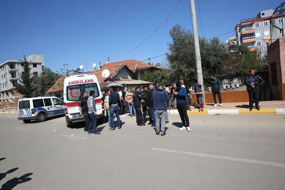 Antalya\'da Gürültü Kavgası: 2 Polis Yaralı