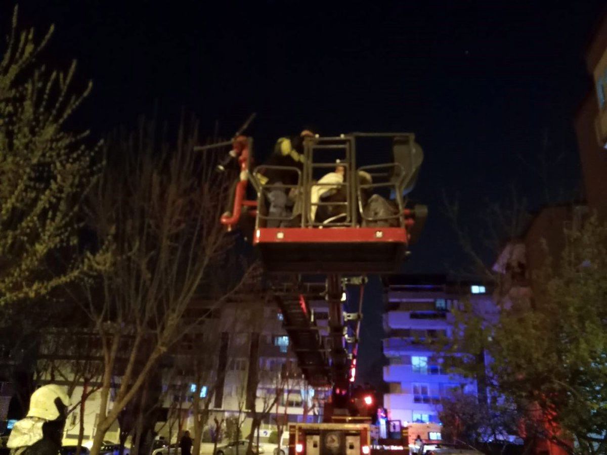 Apartmanın Giriş Katında Yangın Çıktı Üst Katta Kalan 5 Kişi Mahsur Kaldı