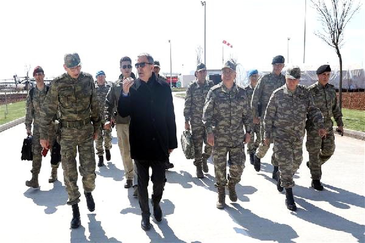 Bakan Akar ve Komutanlar Suriye Sınırında