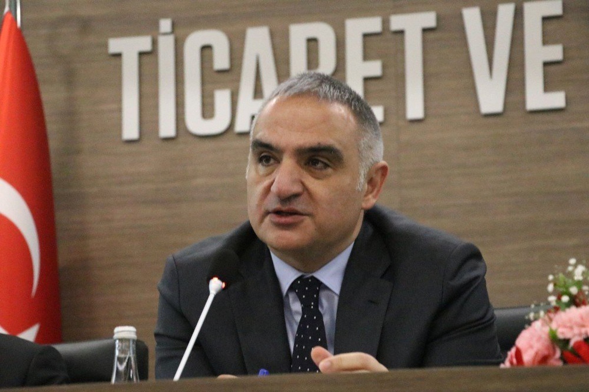 Bakan Ersoy\'dan Turizm Özeleştirisi: "Turist Sayısı Konusunda Olması Gereken Yerin Çok...