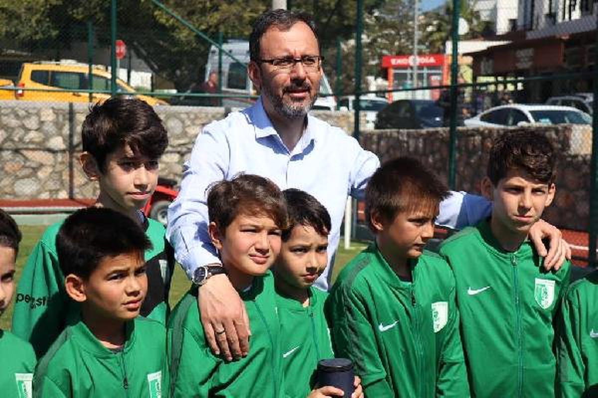 Bakan Kasapoğlu, Bodrum\'da Spor Kulüplerini Ziyaret Etti
