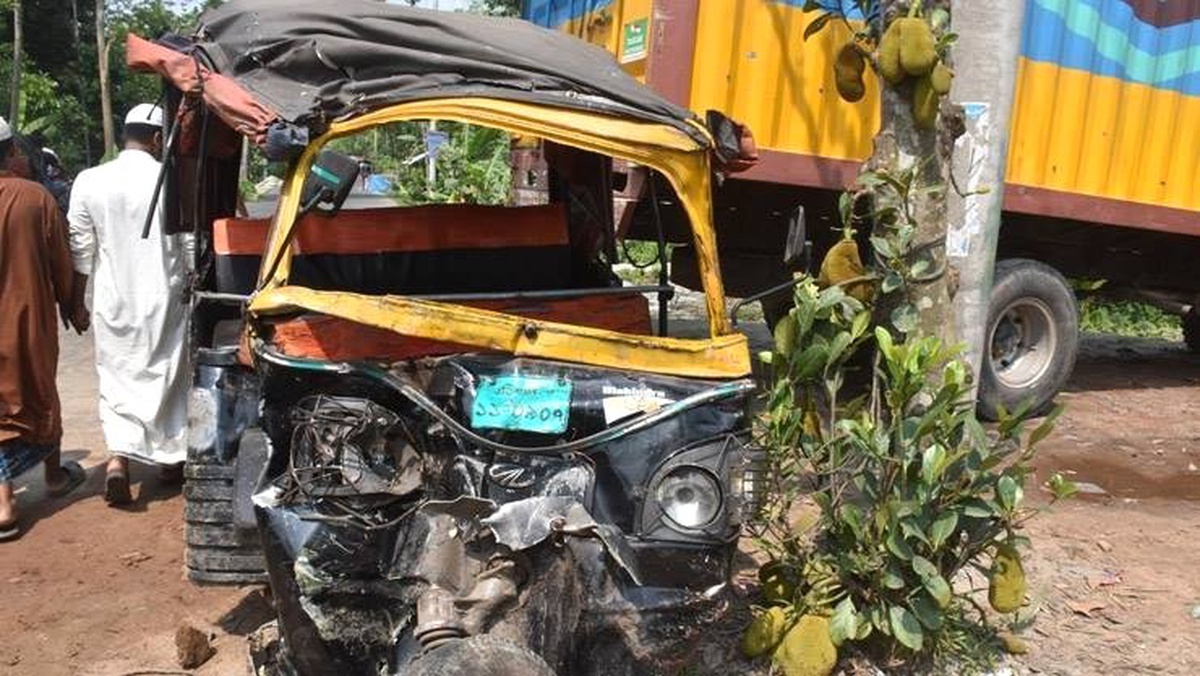 Bangladeş\'te Trafik Kazası: 7 Ölü