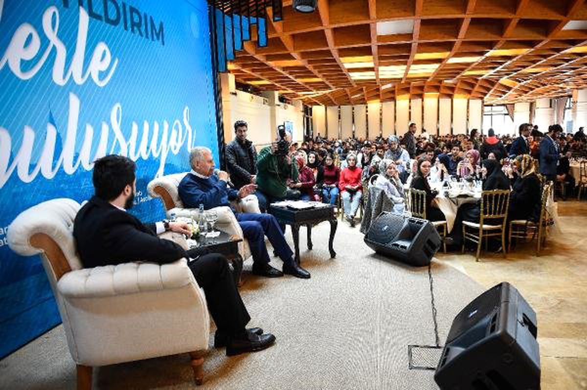 Binali Yıldırım Avcılar\'da Öğrencilerle Bir Araya Geldi