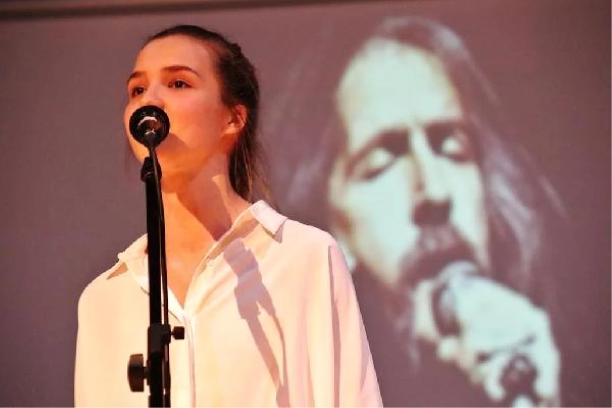 Bodrum\'da Liseliler Barış Manço\'yu Şarkılarıyla Andı