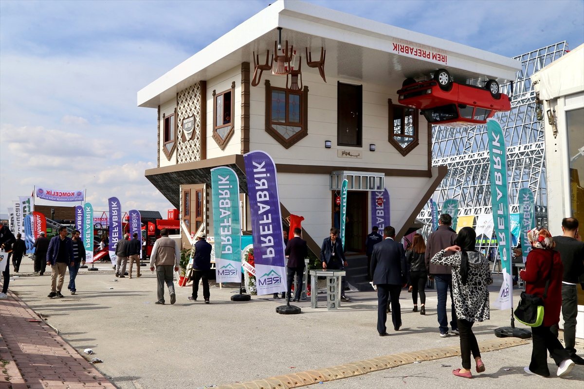 Bu Villaya Girenin "Başı" Dönüyor