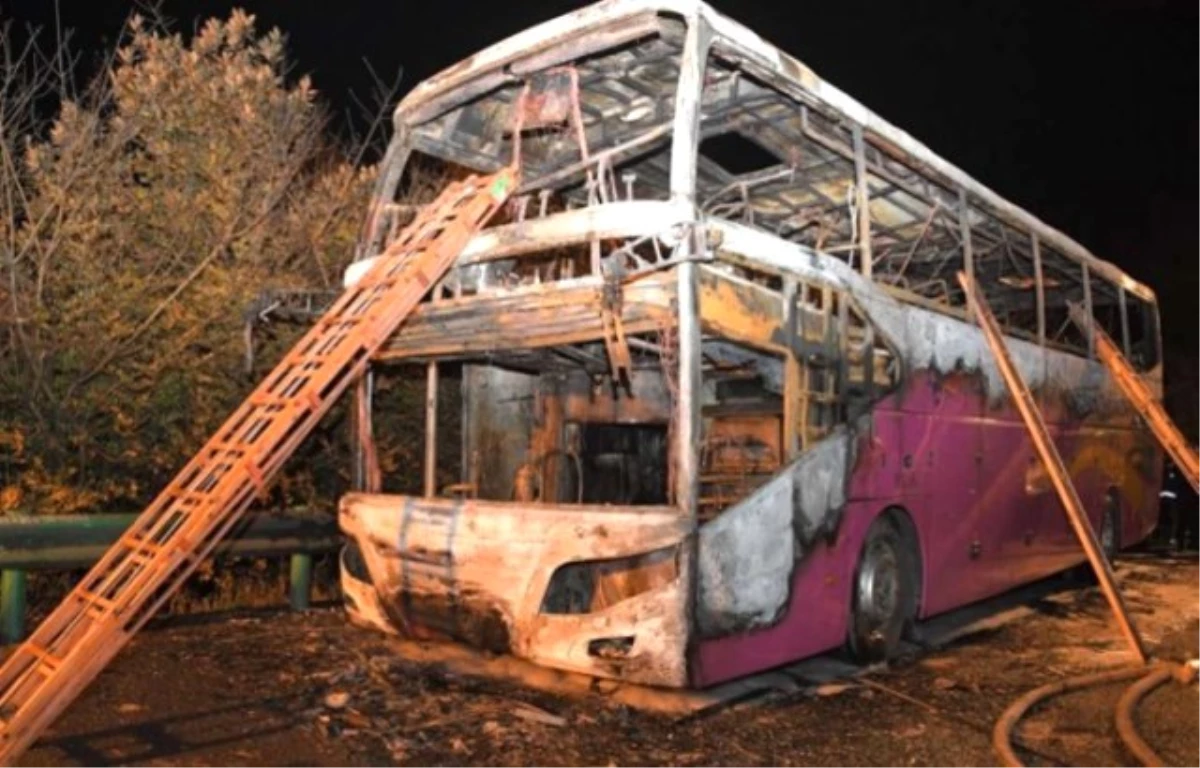 Çin\'de Çift Katlı Yolcu Otobüsü Cayır Cayır Yandı: 26 Kişi Can Verdi