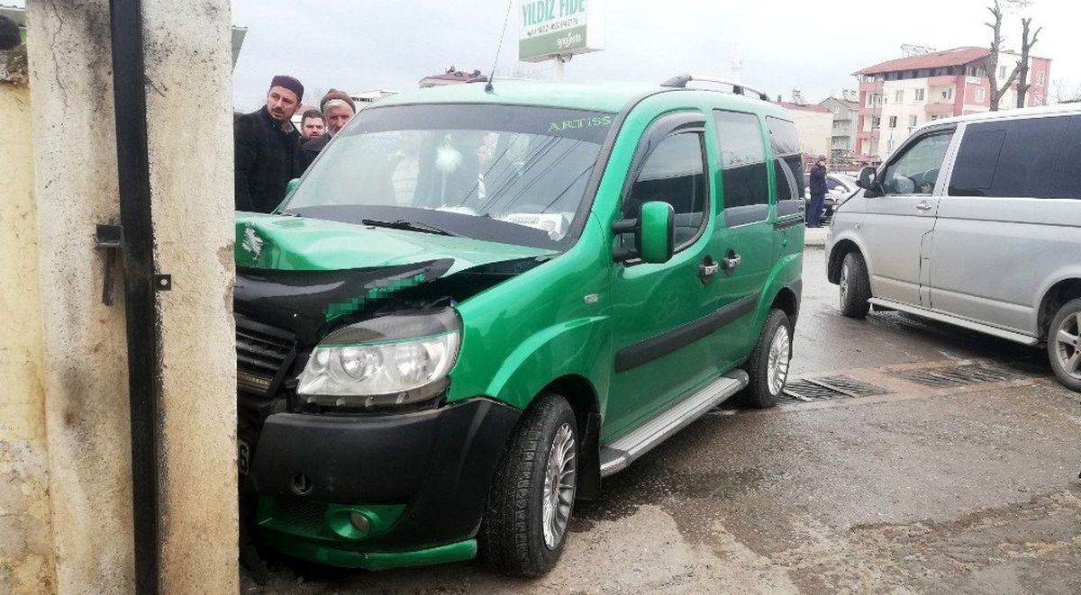 Dolmuş Duvara Çarptı: 4 Yaralı