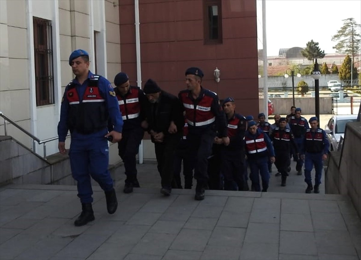 Evden Çaldıkları Eşyalarla Yakalandılar