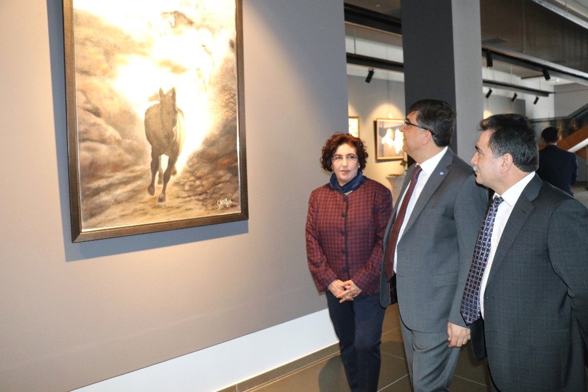 Fadıloğlu, Songül Akkuş\'un Resim Sergisine Katıldı