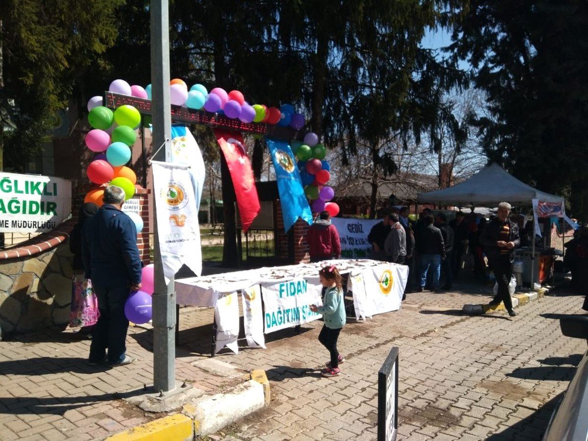 Gediz\'de 5 Bin 200 Adet Fidan Dağıtıldı