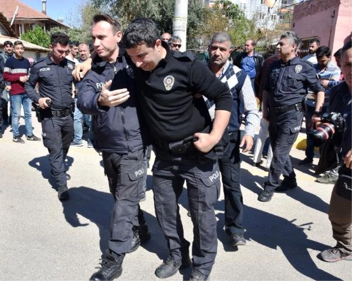 Gürültü İhbarına Giden Polisi Bıçakladılar