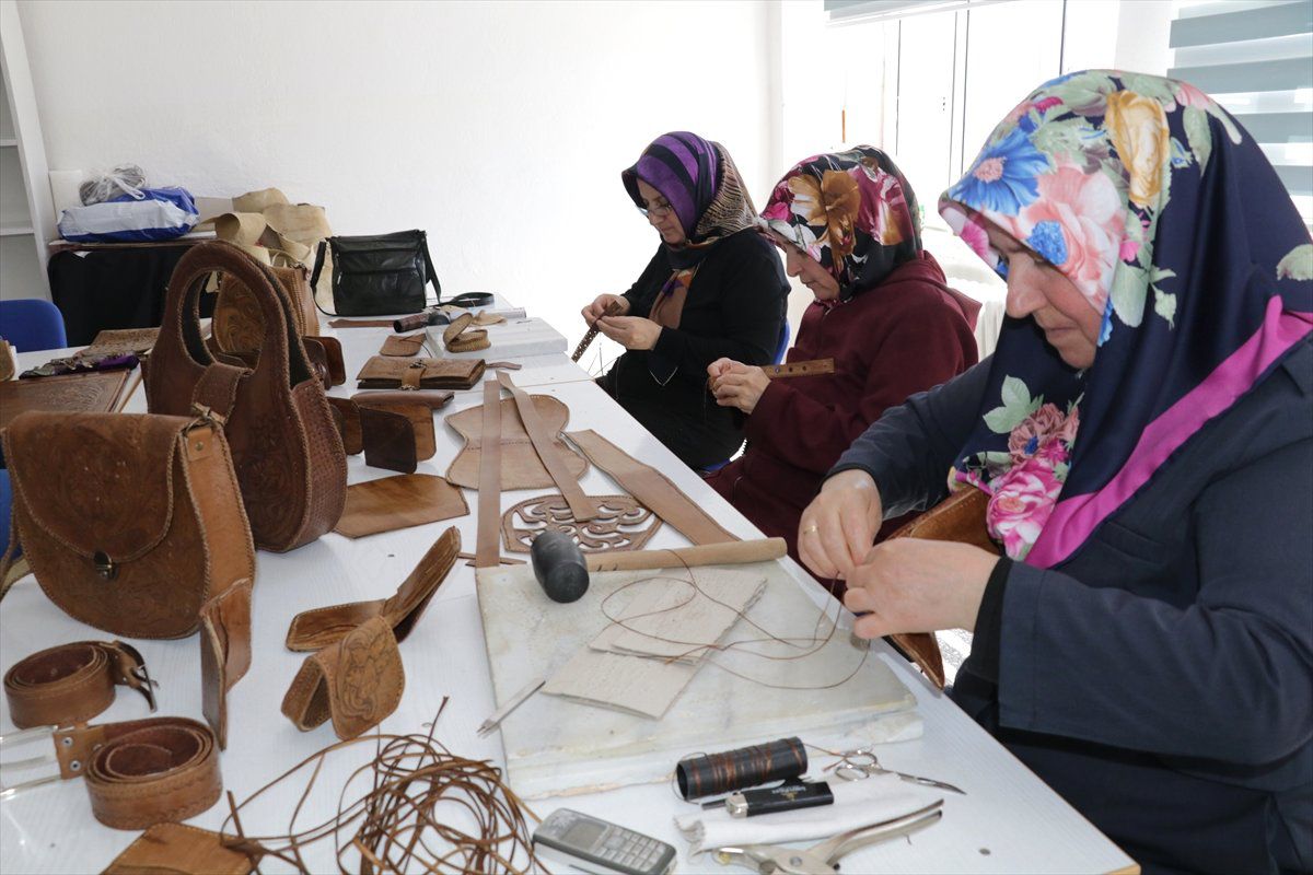Hem Kursunda Ham Deri Sanat Eserine Dönüştürülüyor