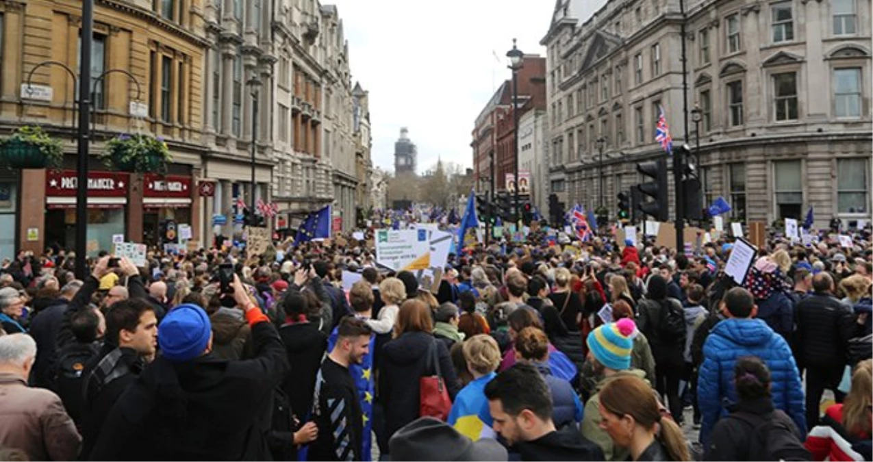İngiltere\'de Referandum Yapılmasını İsteyen 1 Milyon Kişi Sokaklara Çıktı