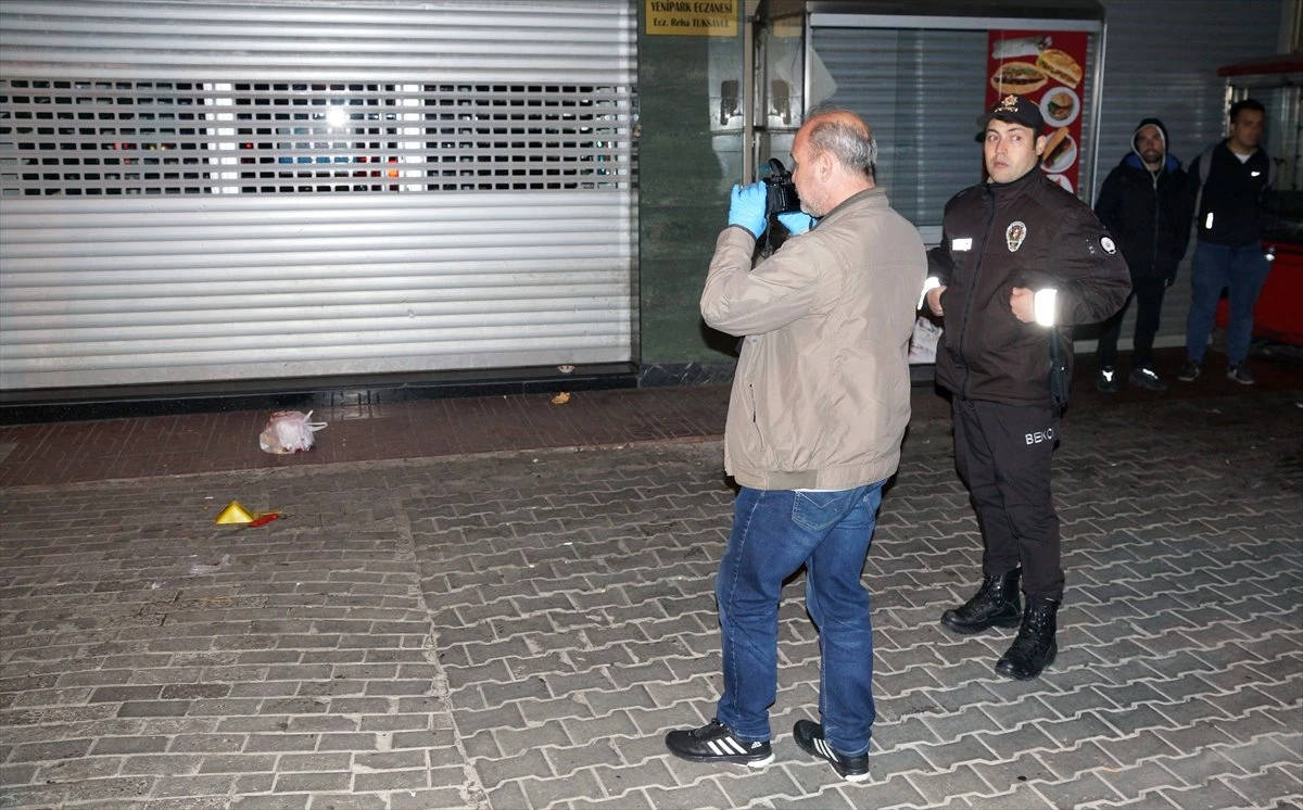 İzmir\'de Bıçaklı Kavga: 3 Yaralı