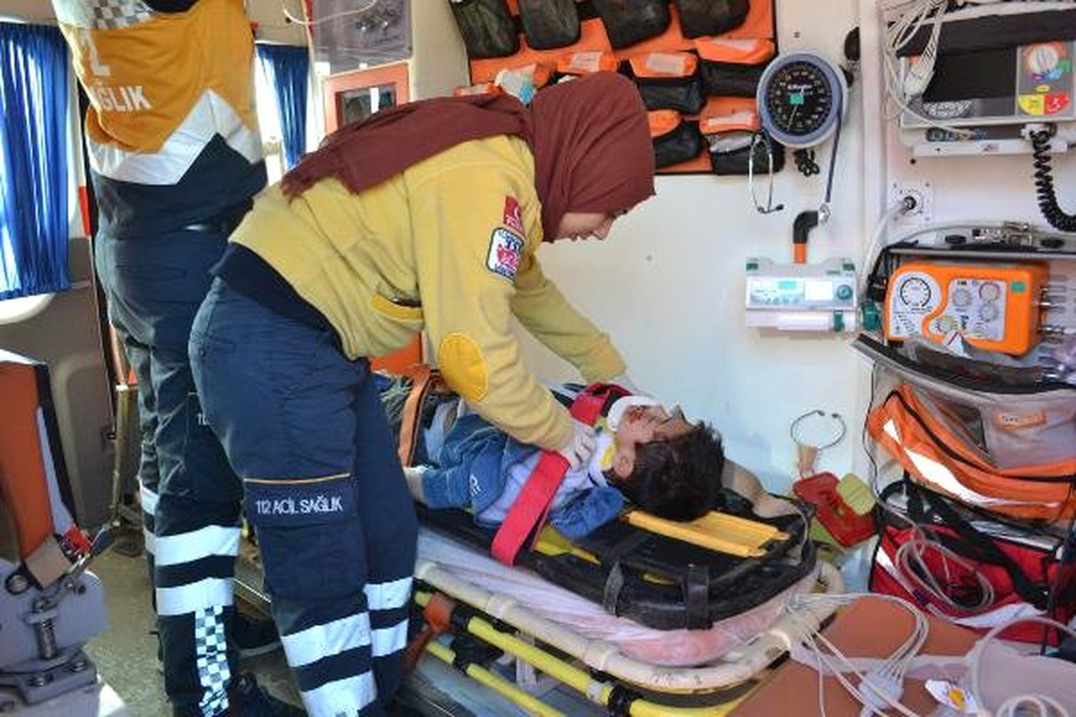 Kamyon ile Çarpışan Otomobildeki 5 Kişilik Aile Yaralandı
