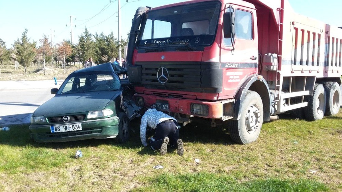 Kamyon ile Otomobil Çarpıştı: 1\'i Ağır 5 Yaralı