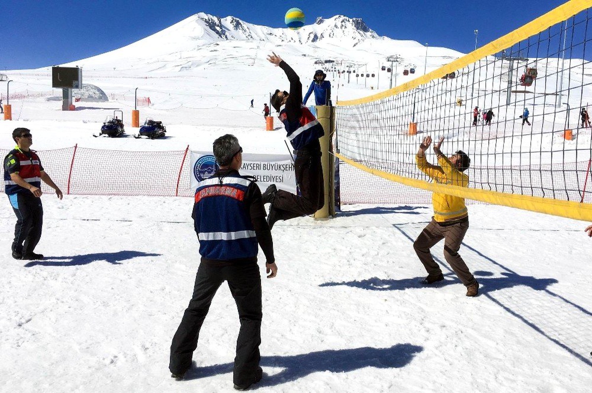 Kar Voleybolu Erciyes\'te Halka Yayılıyor