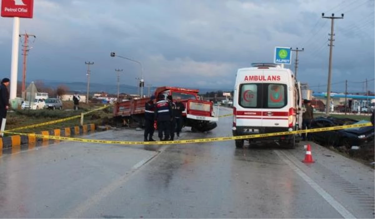 Kastamonu\'da Otomobil Kamyona Çarptı, 3 Uzman Çavuş Öldü, 2 Kişi Yaralandı