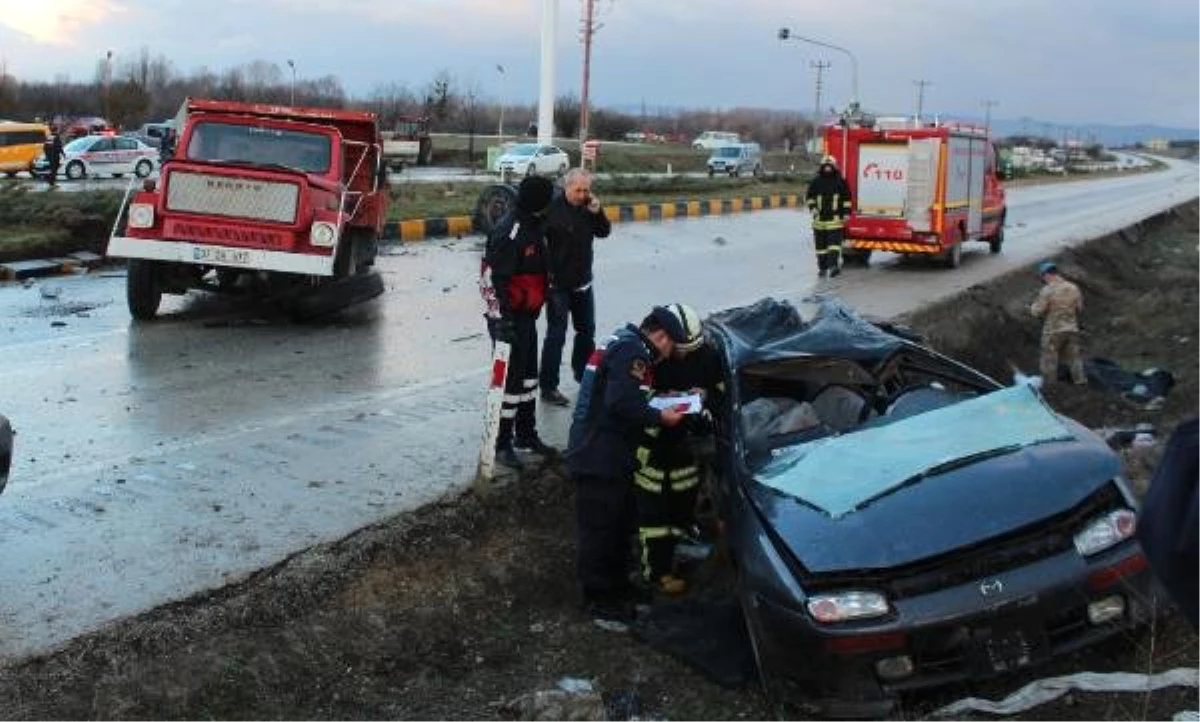 Kastamonu\'da Otomobil Kamyona Çarptı, 3 Uzman Çavuş Öldü, 2 Kişi Yaralandı (2)