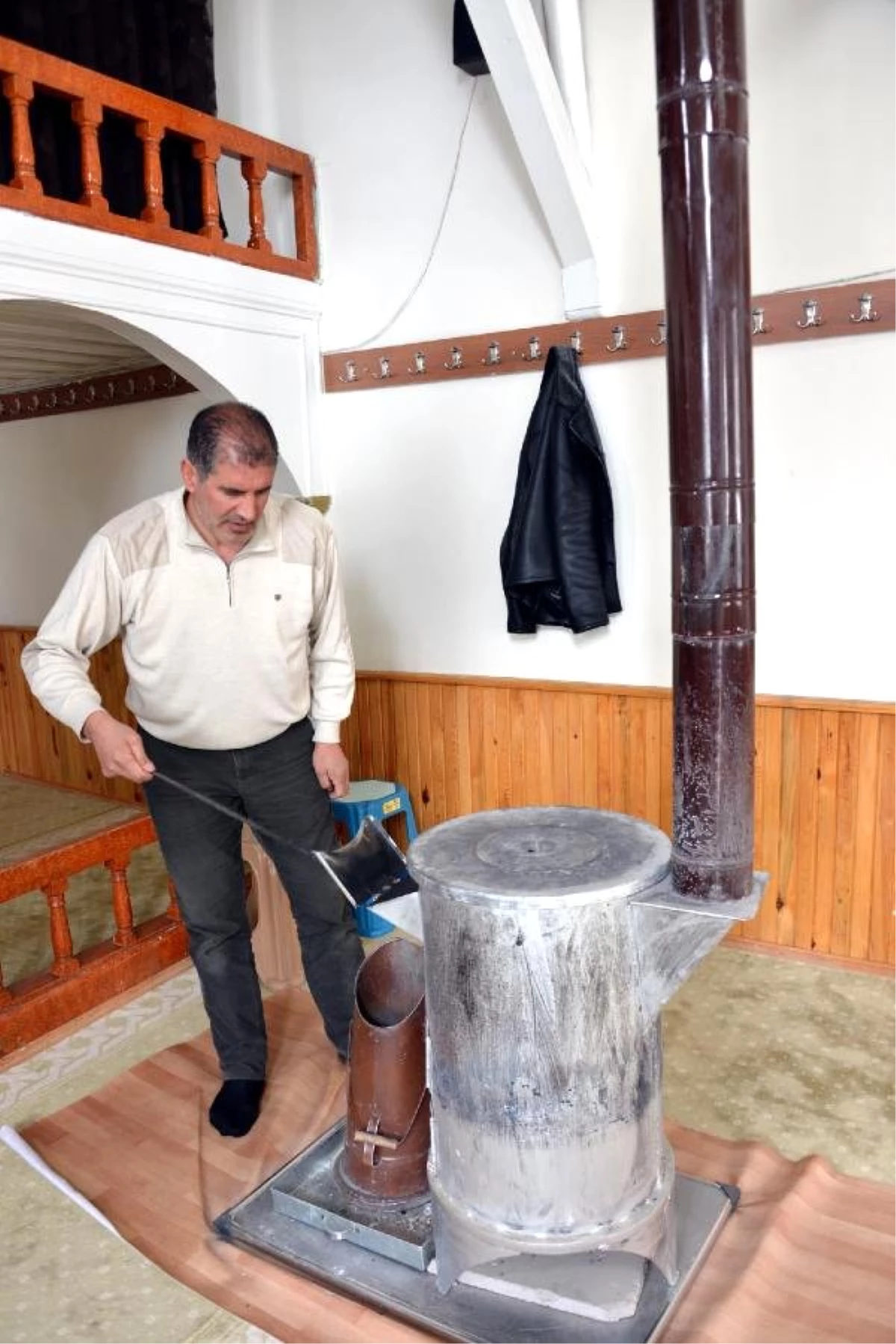 MHP Eski İl Başkanına Cami Temizleme Cezası