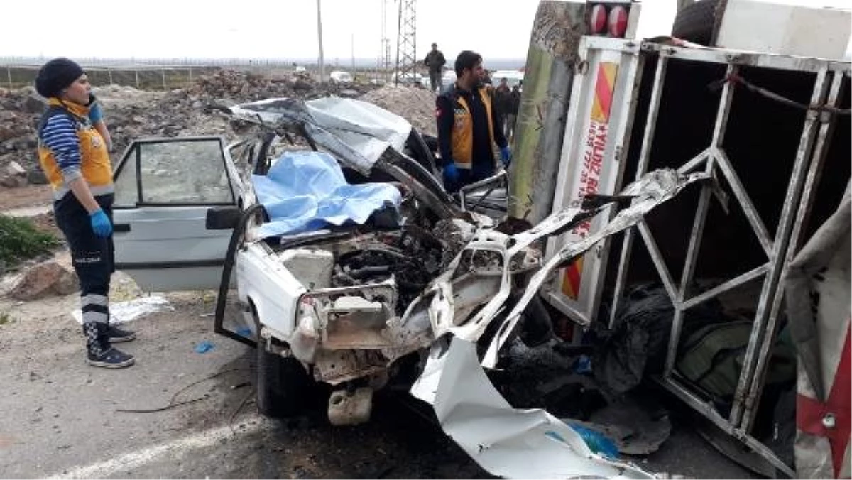 Minibüsten Ayrılan Römork Otomobile Çarptı: Sürücü ve Eşi Öldü, 5 Çocuk Yaralı