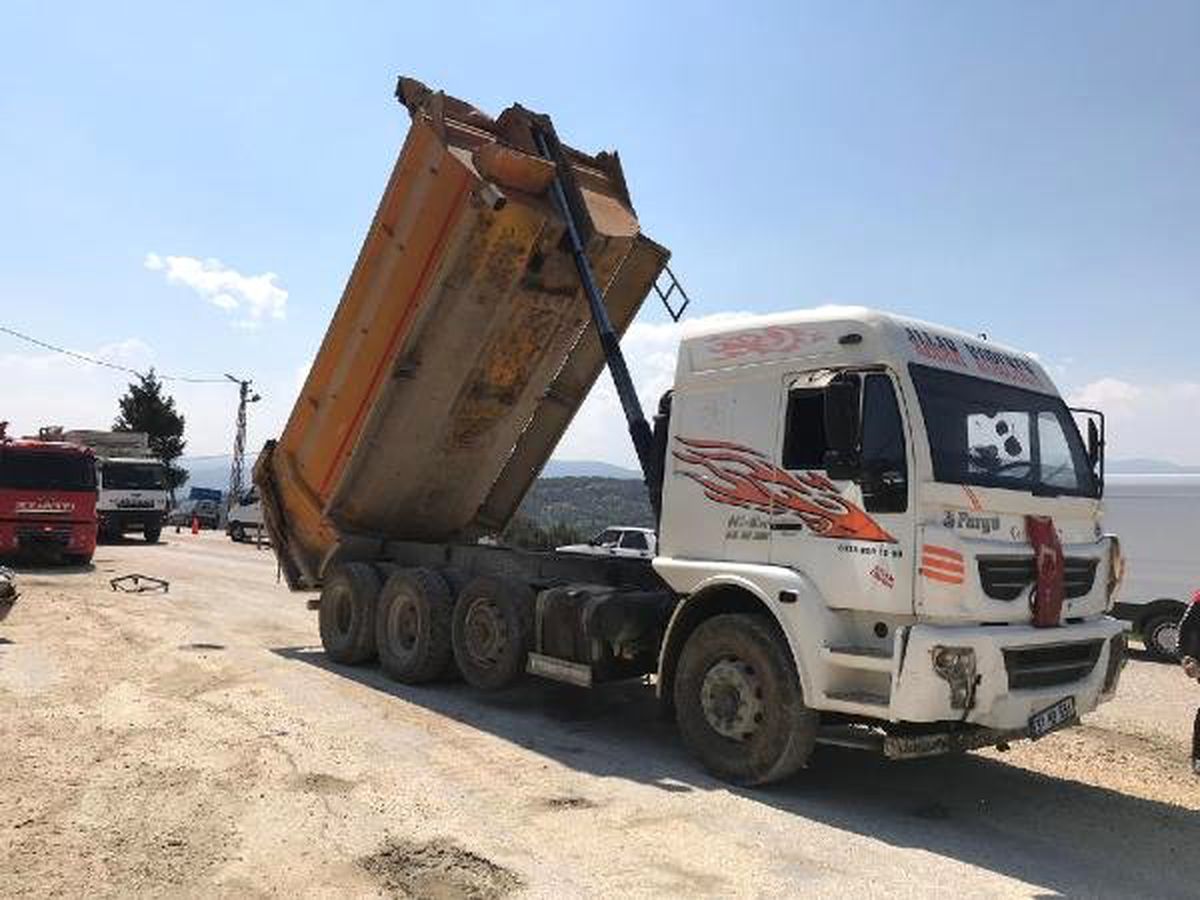 Mobese Direğine Çarpan Kamyonun Sürücüsü Yaralandı