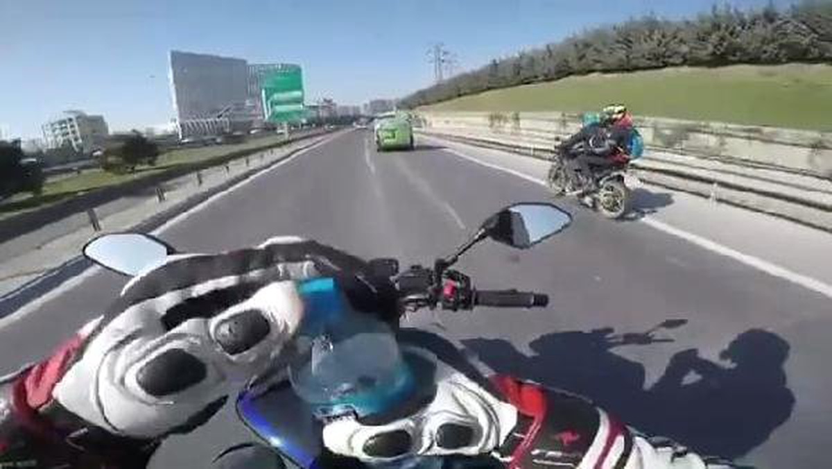 Motosiklet Üzerinde Tehlikeli Oyun