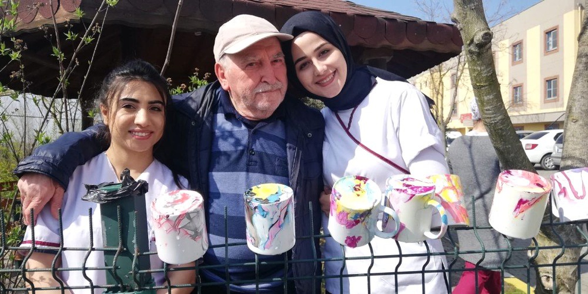 Öğrenciler Huzurevi Sakinleri ile Spor Yaptı Bardak Boyadı