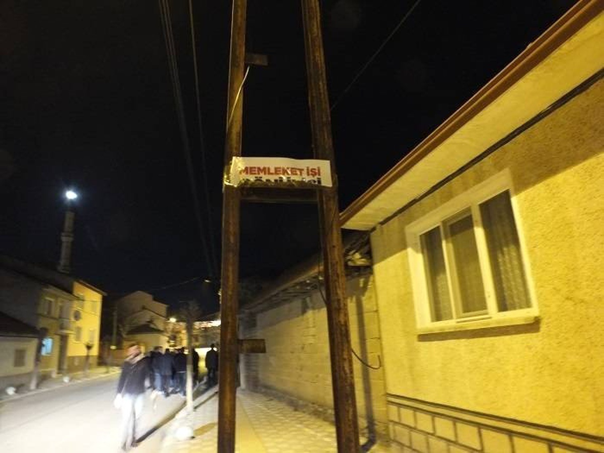 Pazaryeri\'nde Seçim Afişlerine Çirkin Saldırı