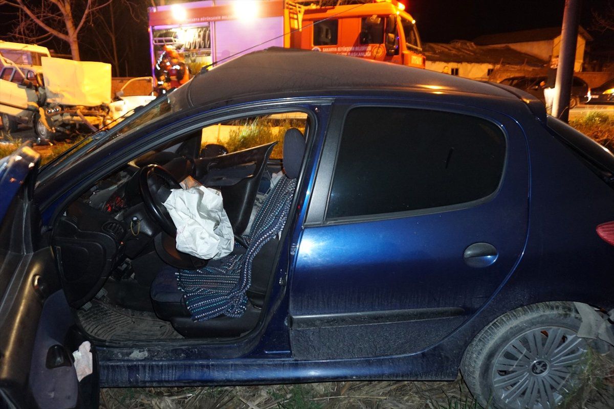 Sakarya\'da Trafik Kazası: 4 Yaralı