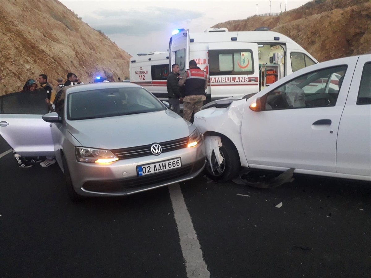 Şanlıurfa\'da İki Otomobil Çarpıştı: 5 Yaralı