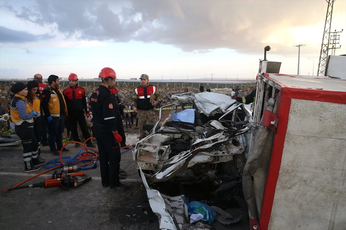Şanlıurfa\'da Otomobil Römorka Çarptı: 2 Ölü, 5 Yaralı