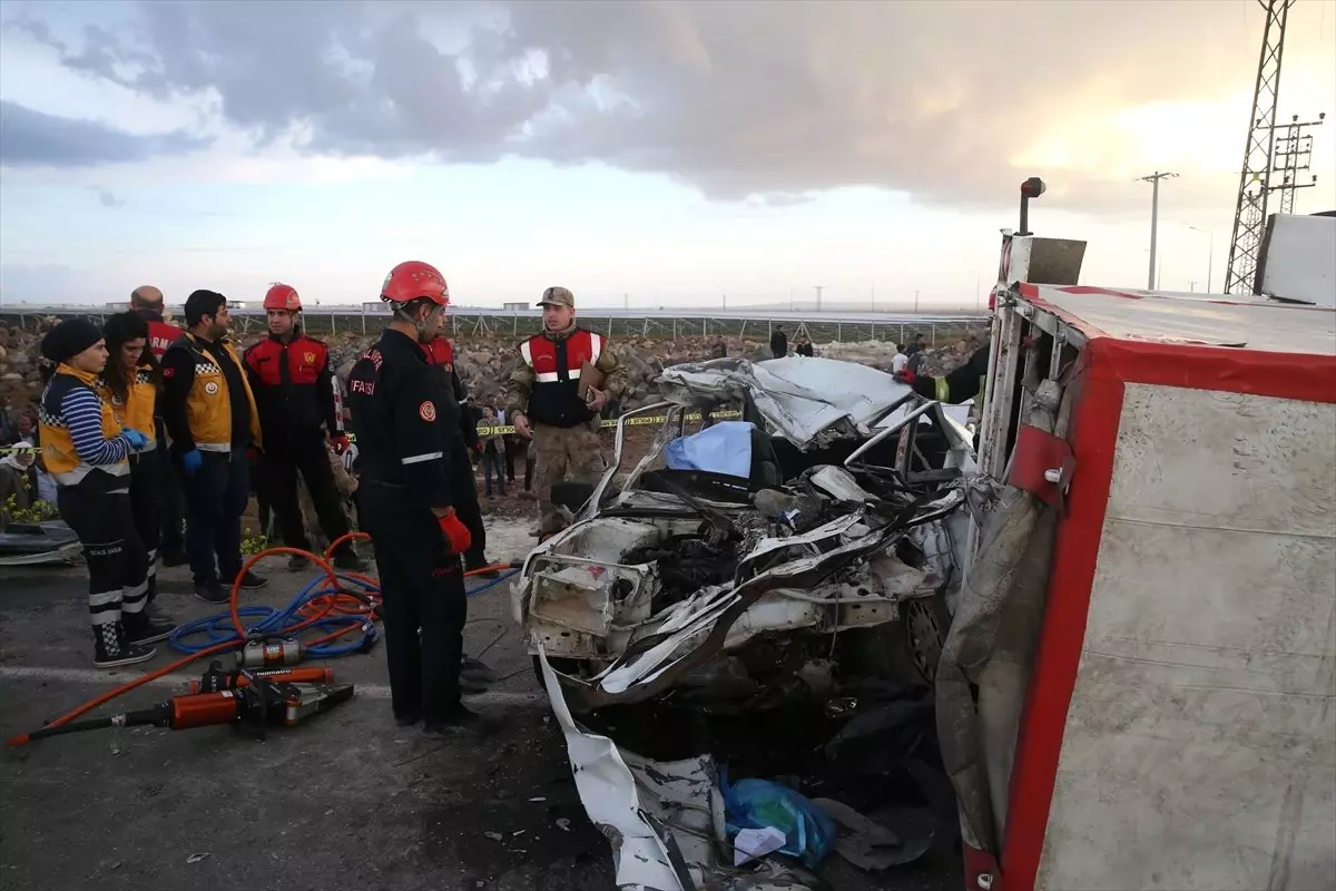 Şanlıurfa\'da Otomobil Römorka Çarptı: 2 Ölü, 5 Yaralı