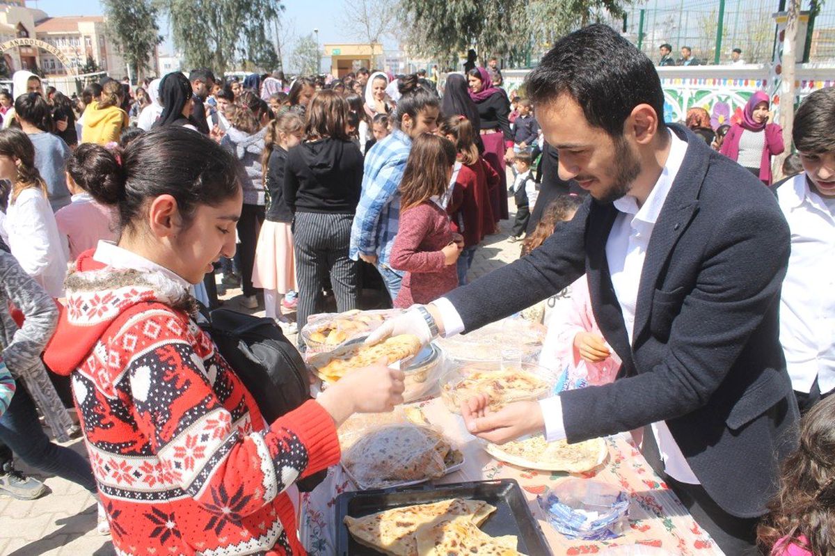 Silopi\'de Öğrenciler Düzenledikleri Kermeste Şarkı Söyleyerek Eğlendi